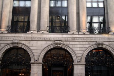 Cephe sütunlar, kemerler, friz ve balkon windows