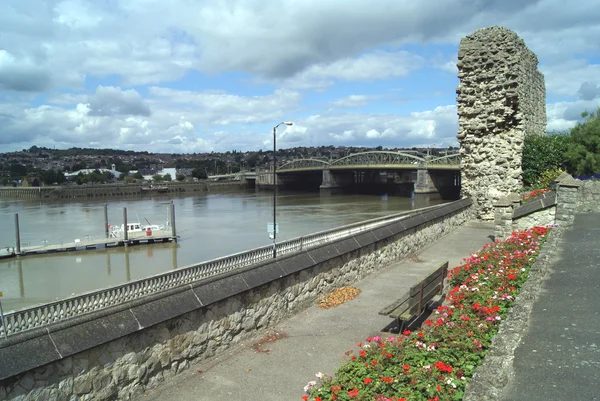 Rochester kale Bahçe ve Rochester köprü İngiltere'de — Stok fotoğraf