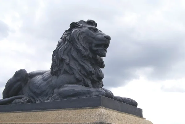Brons lejon staty på sockel — Stockfoto