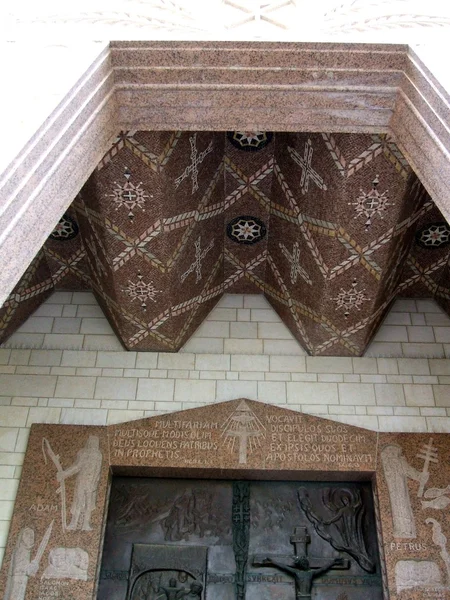 Bazylika Zwiastowania wejście sufitu. Kościół Zwiastowania w Nazarecie — Zdjęcie stockowe
