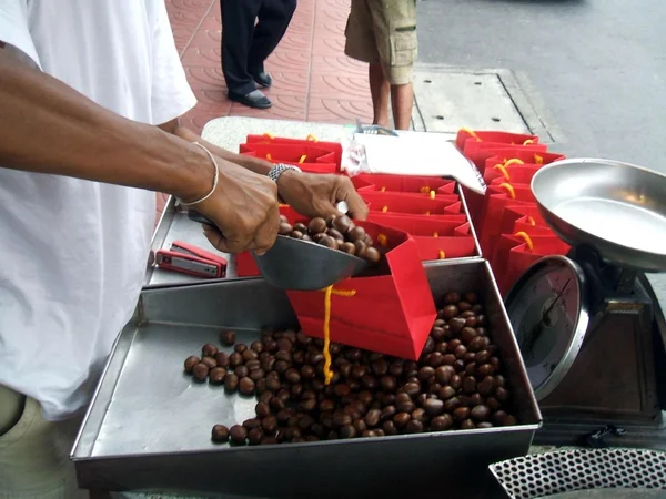 Süße geröstete Kastanien an einem Stand auf einem Markt in Bangkok, Asien — Stockfoto