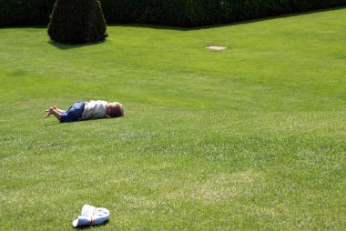 çocuk bahçesinde çimenlerin üzerinde haddeleme