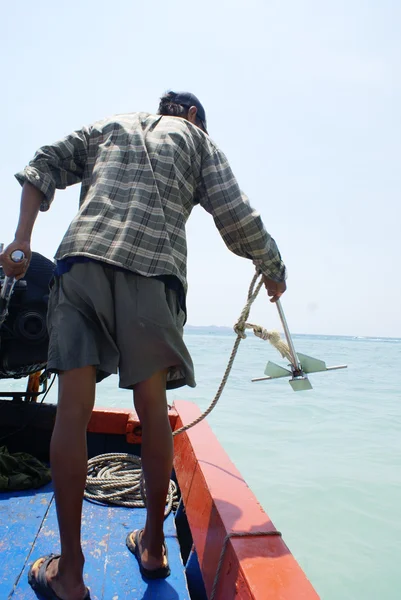 Man anchoring a boat — Stock Photo, Image