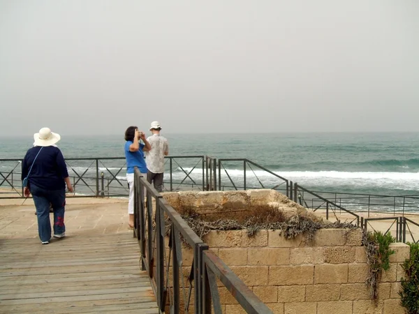 Turistas na praia de Cesareia em Israel — Fotografia de Stock