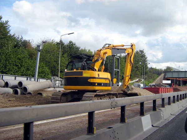 Travaux routiers sur place. Fouilleuse mécanique. Équipement lourd — Photo