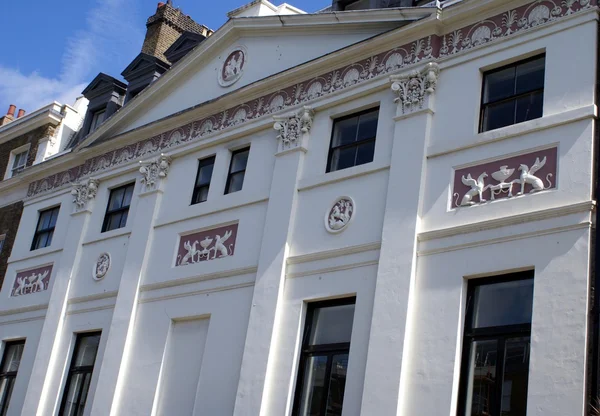 Sculptured facade with columns and pediment — Stock Photo, Image