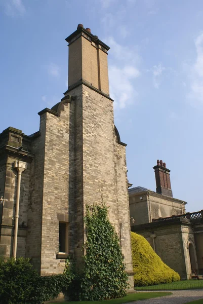 Vieille façade avec une fenêtre et une cheminée — Photo