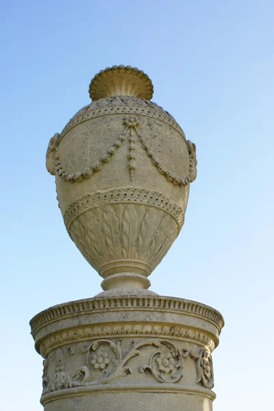 Ornement de jardin. urne sculptée sur un socle — Photo