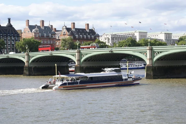 Westminster γέφυρα πάνω από τον ποταμό Τάμεση στο Λονδίνο, Αγγλία — Φωτογραφία Αρχείου