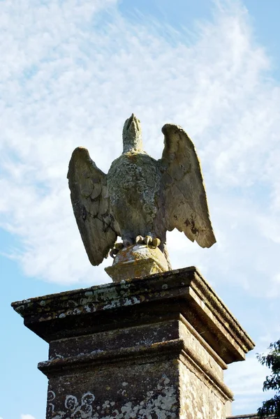 Estátua de águia em uma coluna — Fotografia de Stock