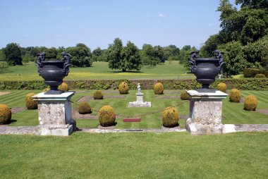 Vintage urns bir çiçek bahçesinde süs eşyaları
