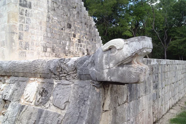 Slang sculptuur, Grand balplein gevel details in Chichen Itza, Mexico — Stockfoto