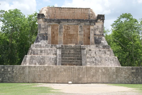 Großer ballplatz in chichen itza, mexiko — Stockfoto