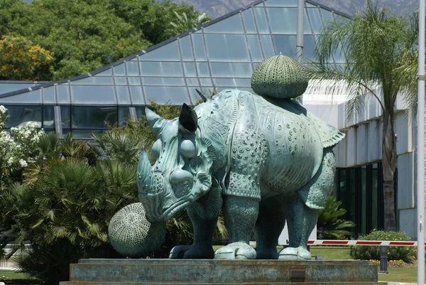 Rhino standbeeld. Sculptuur neushoorn in Marbella, Spanje — Stockfoto