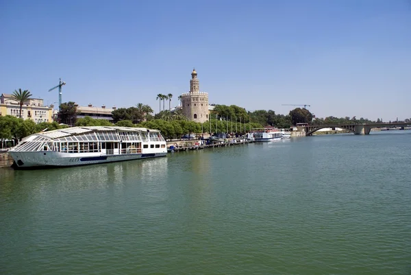 Πύργος Torre del Oro. Όχθη του ποταμού Γουαδαλκιβίρ στη Σεβίλλη της Ισπανίας — Φωτογραφία Αρχείου