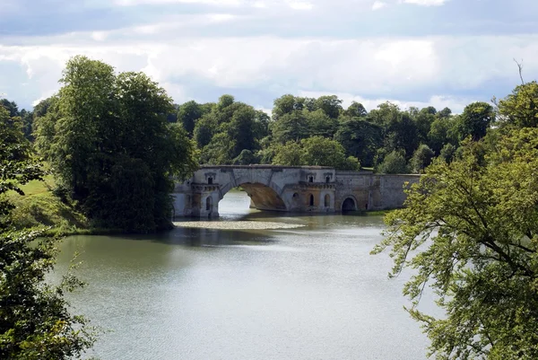 桥梁在湖中布伦海姆宫花园，英格兰 — 图库照片