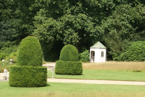 Jardin topiaire avec une ancienne maison d'été — Photo