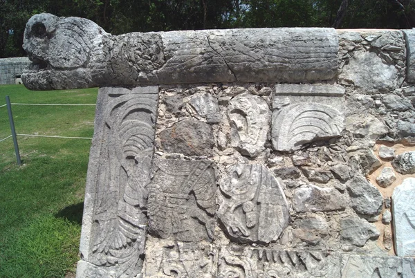 Ormen skulptur, Venus plattform i Chichen Itza, Mexiko — Stockfoto