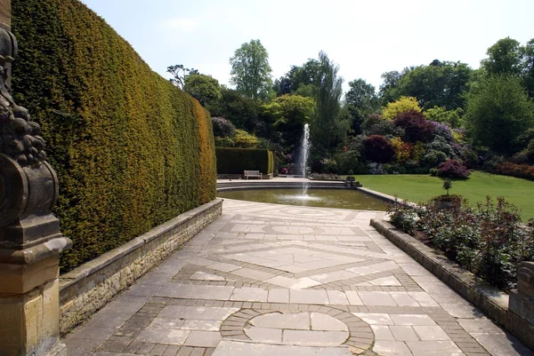 Hever castelo jardim caminho na Inglaterra — Fotografia de Stock