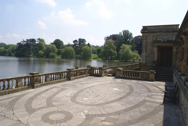 Hever Castle patio at a lakeside in England — Stock Photo, Image
