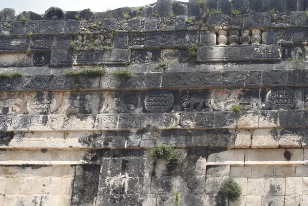 Venuše platforma, Great Plaza detaily v Chichén Itzá, Mexiko — Stock fotografie