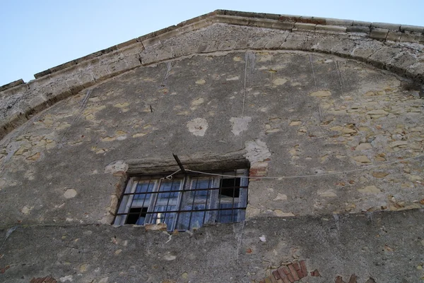 Antigua fachada con una ventana en ruinas —  Fotos de Stock