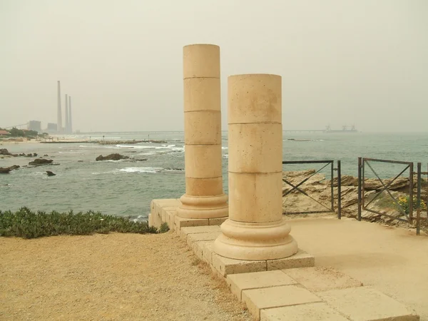 Colunas romanas em Cesareia Maritima, Israel — Fotografia de Stock