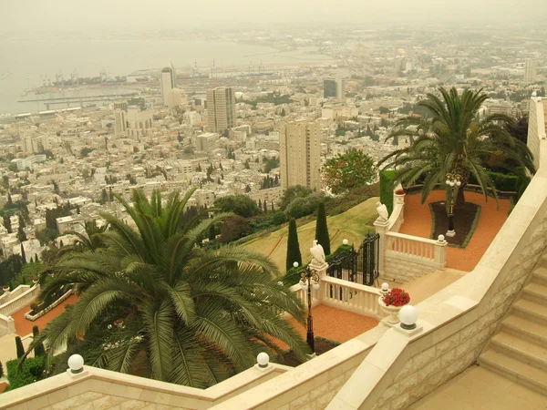 Bahai Tapınağı Bahçe merdiven ve İsrail Haifa şehir — Stok fotoğraf