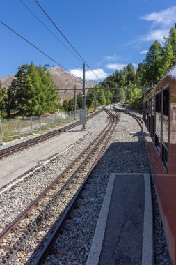Zermatt 'tan Gornergrat' a giden dağ treni. Gornergrat Bahn 'de. İsviçre Alplerinde bir yaz. İsviçre.