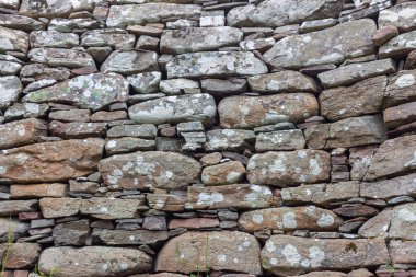 Eski bir taş duvarın parçası, arka plan veya doku için..