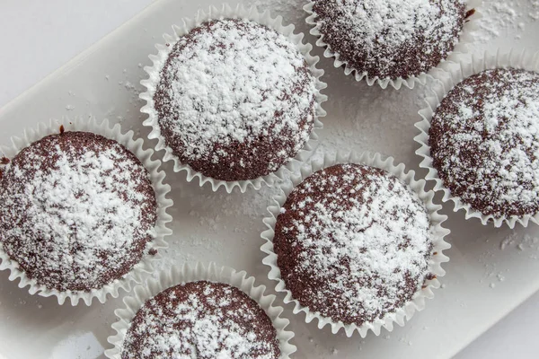 Verschillende Chocolade Muffins Witte Vierkante Plaat Ondiepe Focus Bovenaanzicht — Stockfoto