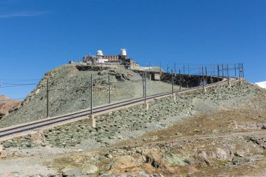 Zermatt 'tan Gornergrat' a giden dağ treni. Gornergrat Bahn 'de. İsviçre Alplerinde bir yaz. İsviçre.