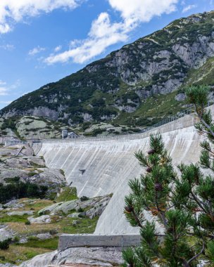 İsviçre 'nin İsviçre Alplerinde Grimselpass yakınlarında Gelmer barajı