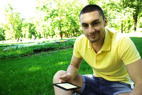 Adam bir elektronik cihaz ile