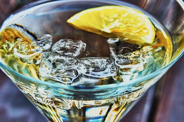 Martini cocktail i baren — Stockfoto