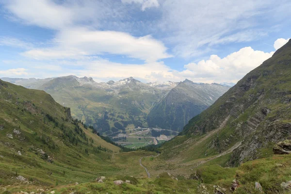 Horské panorama s Felbertauern street v Vysoké Taury Alpy, Rakousko — Stock fotografie