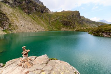 Dağ panorama ve göl Lobbensee Hohe Tauern Alps, Avusturya için