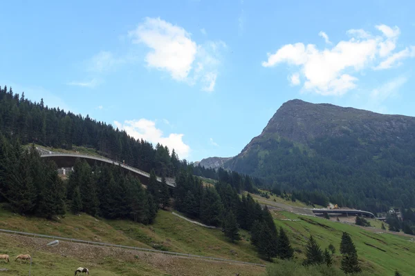 Mountain panorama with Felbertauern street in Hohe Tauern Alps, Austria — Stock Photo, Image