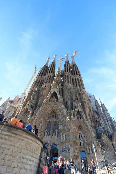 Basílica de la Sagrada Familia con fachada de Natividad en Barcelona, España — Foto de Stock