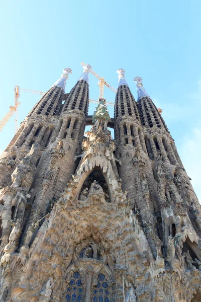 Krippenfassade an der Kirche Sagrada Familia mit Türmen in Barcelona, Spanien — Stockfoto