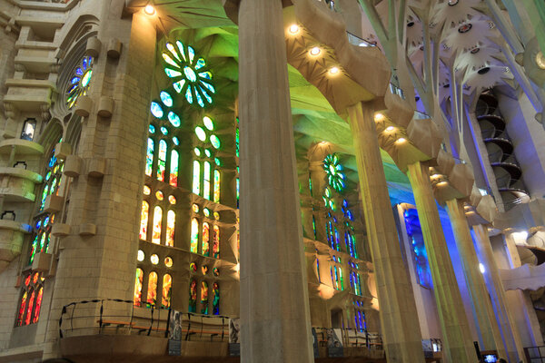 Интерьер церкви Sagrada Familia с красочными окнами в Барселоне, Испания

