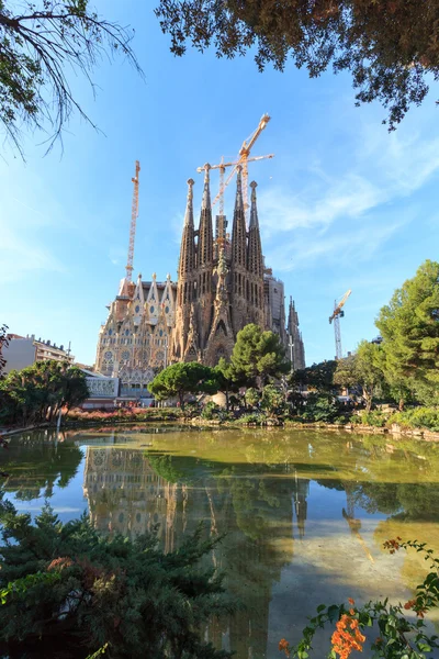 Basilika kirche sagrada familia von der placa de gaudi in barcelona, spanien aus gesehen — Stockfoto