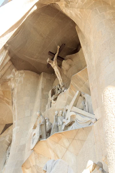 Crucifixión en la fachada de la Pasión en la iglesia Sagrada Familia en Barcelona, España —  Fotos de Stock