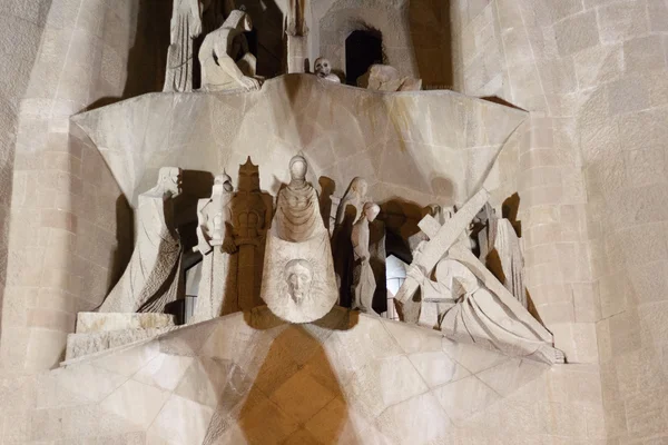 Fachada de la Sagrada Familia por la noche en Barcelona, España —  Fotos de Stock