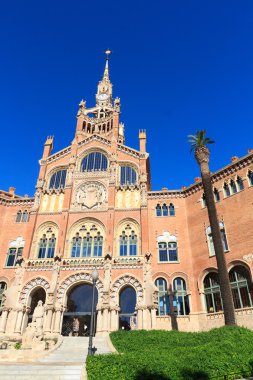Hospital de Sant Pau ve palmiye ağacı Barcelona, İspanya