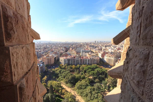 スペイン バルセロナ市街に向かってサグラダ ・ ファミリアの塔からの眺め — ストック写真