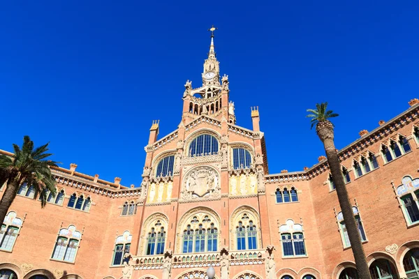 Hospital de Sant Pau och palm tree i Barcelona, Spanien — Stockfoto