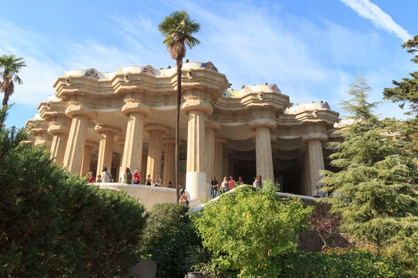 Park Guell Sala Hipostila columnas y terraza principal en Barcelona, España — Foto de Stock