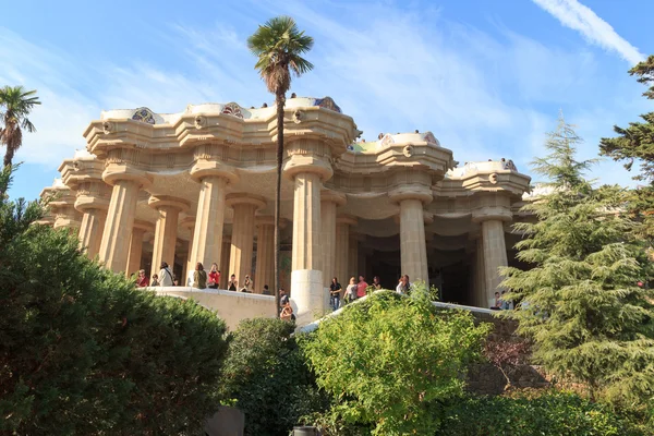 Park Guell Sala Hipostila columnas y terraza principal en Barcelona, España —  Fotos de Stock