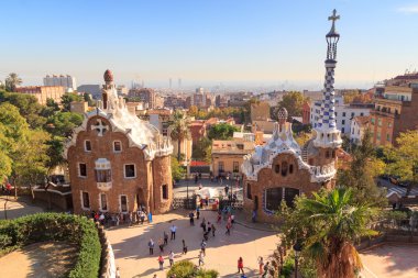 Park Guell giriş binalar Barcelona, İspanya